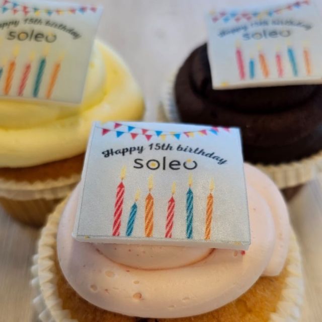 Wie jarig is trakteert 🥳🎉. We vieren ons 15-jarig jubileum met heerlijke cupcakes van @gefelicitaart 

#feest #soleo #teamwork #klantcontact #cupcakes #sweets #birthday